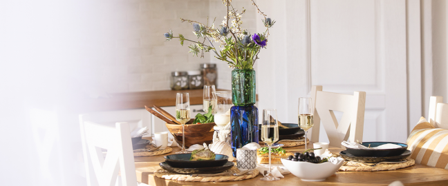 Trei sfaturi pentru un set de masă de primăvară în stil de litoral „Hamptons“
