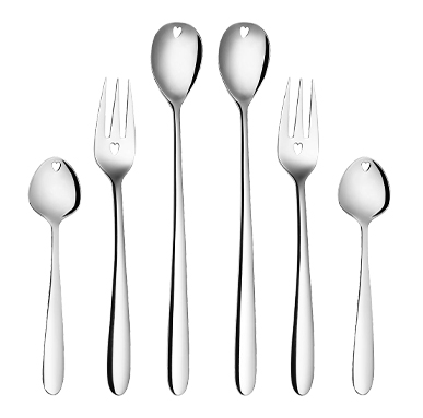 Setul de tacâmuri Love Cutlery în culoare argintie pe fundal alb