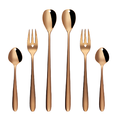 Setul de tacâmuri Love Cutlery în culoare bronz pe fundal alb