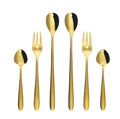 Setul de tacâmuri Love Cutlery în culoare aurie pe fundal alb 